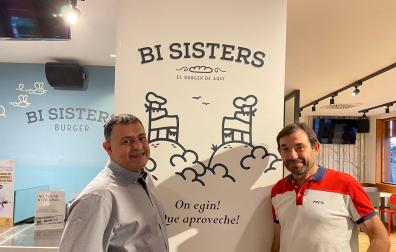 José María Urdin Martínez e Iñaki Orcaray Barberena, propietarios del bar Bi Sisters.