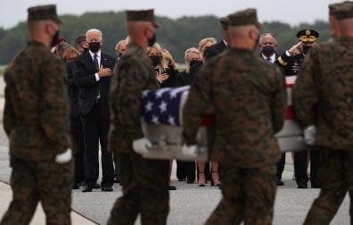 Joe Biden y la primera dama muestran su respeto al paso de los féretros