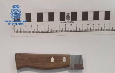 Cuchillo fracturado que llevaba el detenido