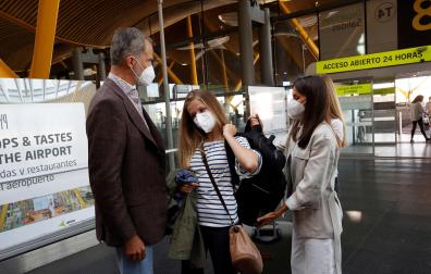 Los reyes despiden a la princesa Leonor en el aeropuerto de Madrid, que se marcha a estudiar a Gales