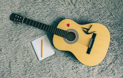Imagen de archivo de una guitarra.