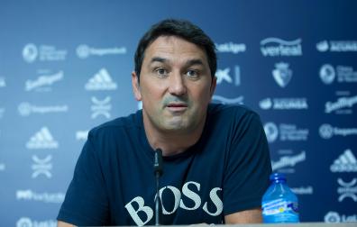 El director deportivo de Osasuna, Braulio Vázquez, durante la rueda de prensa