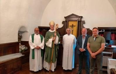 Desde la izquierda: Laurentino Gil, párroco de El Pilar; Francisco Javier Bustillo; Ramón Alvez, párroco de Arre; Pedro Lezáun, alcalde de Ezcabarte, y Javier CIordia, de Proyectos Solidarios JC Navarra.