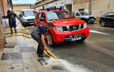 Bomberos achican agua de barios garajes en la calle Bardenas de Tudela.
