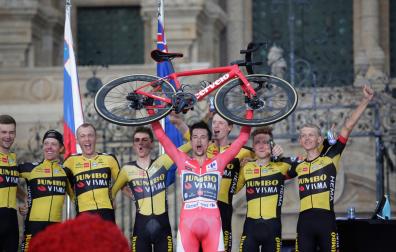 Roglic celebra el triunfo en el podio, en Santiago de Compostela.