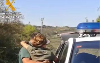 Un agente de la Guardia Civil ayuda a la peregrina que sufrió una lesión en el tobillo entre Cirauqui y Estella