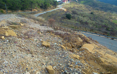 Ladera sobre la carretera NA-5310 que se estabilizará en Ujué