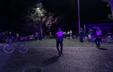 Una patrulla de Policía Municipal vigila algunas de las concentraciones donde pueden darse botellones