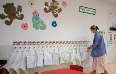 La profesora Patricia Yoldi Garro prepara las bolsas con los libros del nuevo curso para sus alumnos de 1º de Infantil, en el colegio Irabia