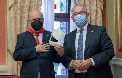 El historiador Juan José Martinena Ruiz recibe el sexto 'Pañuelo de Pamplona