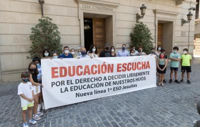 Imagen de la concentración que realizaron en julio las familias afectadas ante el Ayuntamiento de Tudela