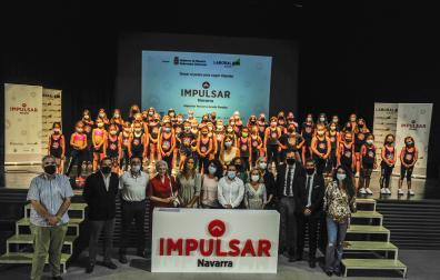 Las personas participantes en el programa de este jueves en Peralta posan junto al escenario de la casa de cultura tras concluir la sesión