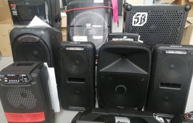 Algunos de los altavoces de gran potencia incautados por la Policía Municipal de Pamplona