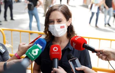 La presidenta de la Comunidad de Madrid, Isabel Díaz Ayuso, hace declaraciones a los medios de comunicación