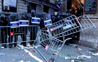 Los Mossos intervienen en los altercados en la comisaría de la Policía Nacional en Via Laietana