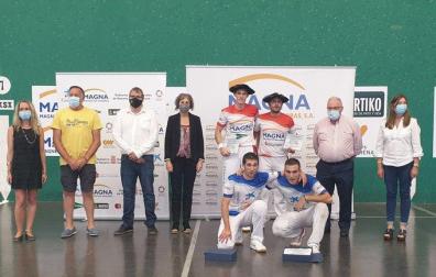 Campeones y subcampeones posan con sus trofeos y junto a las autoridades tras la conclusión del partido
