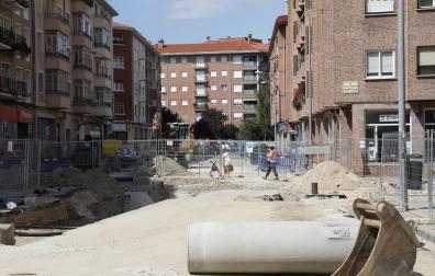 En la Rochapea llevan siete meses de obras para renovar redes de abastecimiento y saneamiento en varias calles de la margen derecha del río ArgA