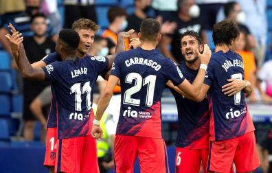 Los jugadores del Atlético de Madrid celebran el gol marcado por su compañero Lemar ante el Espanyol durante el partido de la cuarta jornada de la Liga de Primera División disputado entre el RCD Espanyol y el Atlético de Madrid, este domingo en el RCD Stadium de Cornellá.