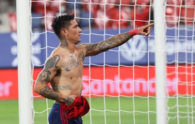 El Chimy se acerca a la grada tras el Osasuna-Celta para regalar su camiseta