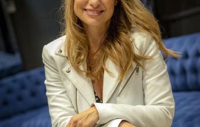 Natalia Verbeke, posando ayer en el vestíbulo del hotel Pamplona Catedral