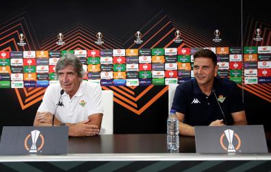 Manuel Pellegrini y Joaquín Sánchez durante la rueda de prensa previa al estreno en Europa