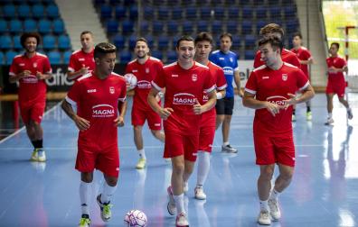 Bynho, Iosu Mendive y Ion Cerviño, en el entrenamiento de ayer de Osasuna Magna