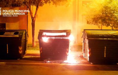 Imagen de uno de los contenedores ardiendo