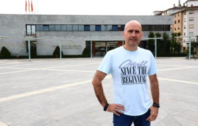 Ander Oroz, alcalde de Ansoáin desde 2015, frente a la Casa Consistorial