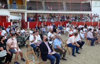 Imagen de algunos de los asistentes a la ceremonia de homenajes que tuvo lugar en la plaza de toros de Fitero.