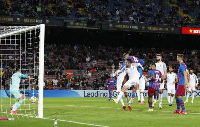 Momento en el que Araújo remata de cabeza y anota el tanto de empate para el Barcelona