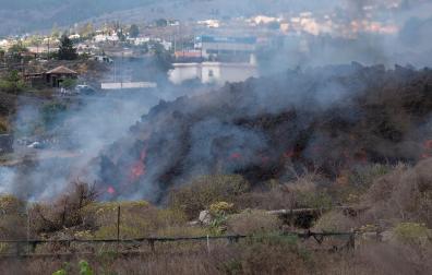 La lengua de lava amenaza con destruir el núcleo urbano de Todoque en La Palma