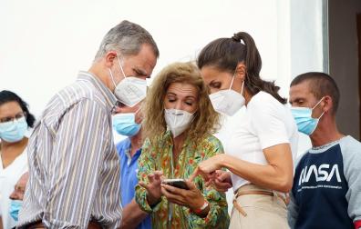 Los Reyes Felipe y Letizia conversan con las personas alojadas en el acuartelamiento de El Fuerte, tras ser evacuadas de sus viviendas como consecuencia de la erupción de un volcán el La Palma.
