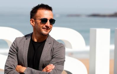 El director Alejandro Amenábar posa en el Festival de Cine de San Sebastián, donde su serie de televisión 'La fortuna' compite en la sección oficial
