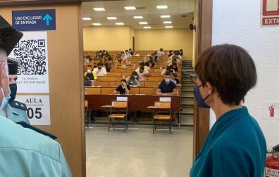 María Gámez, directora general de la Guardia Civil, ha estado presente en la sede de exámenes en la Universidad de Málaga