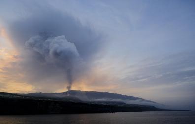 Columnas de humo y cenizas emergen del volcán en una imagen tomada este martes desde la localidad de Tazacorte, en la isla de La Palma