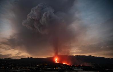 Vista del volcán Cumbre Vieja expulsando lava y piroclasto tomada desde la montaña de La Lagunas este martes en Las Manchas, La Palma