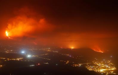 La lava avanza con el municipio de Tazacorte en primer término