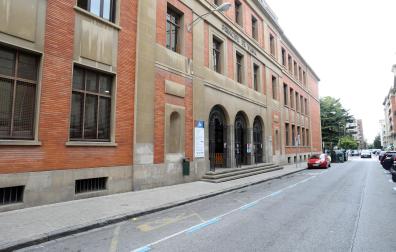 La salida de los estudiantes que requieren de transporte escolar, unida al resto de coches, genera retenciones y problemas de movilidad