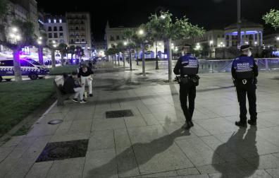 Dos policías municipales patrullan en la plaza del Castillo, en Pamplona.