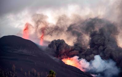 La lava que emerge de la erupción volcánica de Cumbre Vieja, en la isla canaria de La Palma, ha llegado ya al mar.