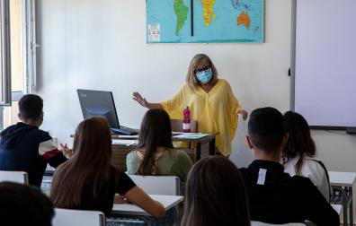 Alumnos del Colegio Sagrado Corazón atienden a la profesora durante una clase