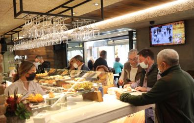 Interior del bar Zanpa en la calle Estafeta a la hora del aperitivo con clientes de pie en la barra