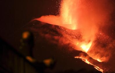 Continúa la colada de lava en el decimotercer día de erupción en La Palma