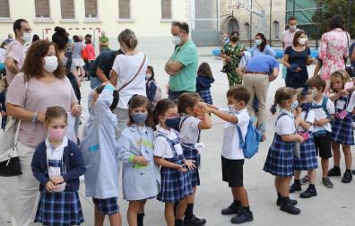 Alumnos y padres del colegio Vedruna de Pamplona, en el primer día del presente curso
