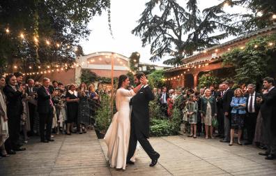 María y Borja dieron ayer inicio al baile en una zona exterior del Hotel Villa Marcilla. Los invitados y novios se quitaron las macascarillas durante unos instantes para la fotografía. Eligieron el Vals de Astrain