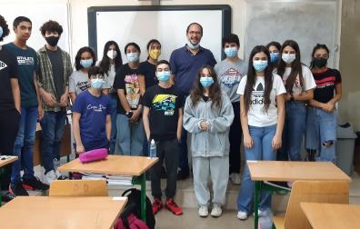 Miguel Medarde posa con sus alumnos del colegio Sagesse High School de Beirut