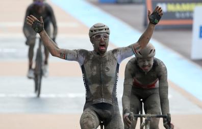 Sonny Colbrelli, cubierto de barro, celebra su victoria en la meta de Roubaix