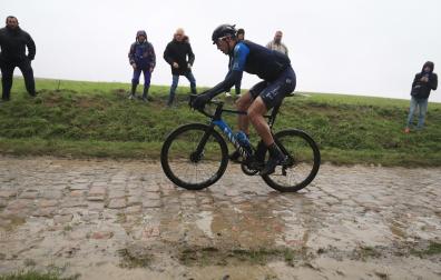 Imanol Erviti, en uno de los tramos adoquinados de la Roubaix, que ayer estaban embarrados