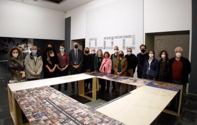 El director general de Cultura acompañado de responsables del Museo de Navarra, artistas participantes en la exposición, y miembros de la comisión asesora