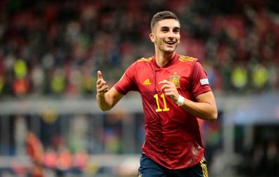 Ferrán Torres celebra uno de sus dos goles que dieron el triunfo de España ante Italia que y el pase a la final de la Liga de Naciones